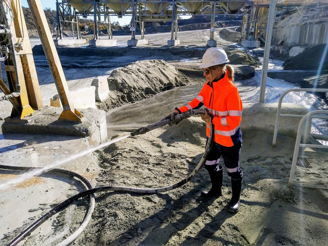 Siguren team member performing high pressure clean-up at an active quarry site